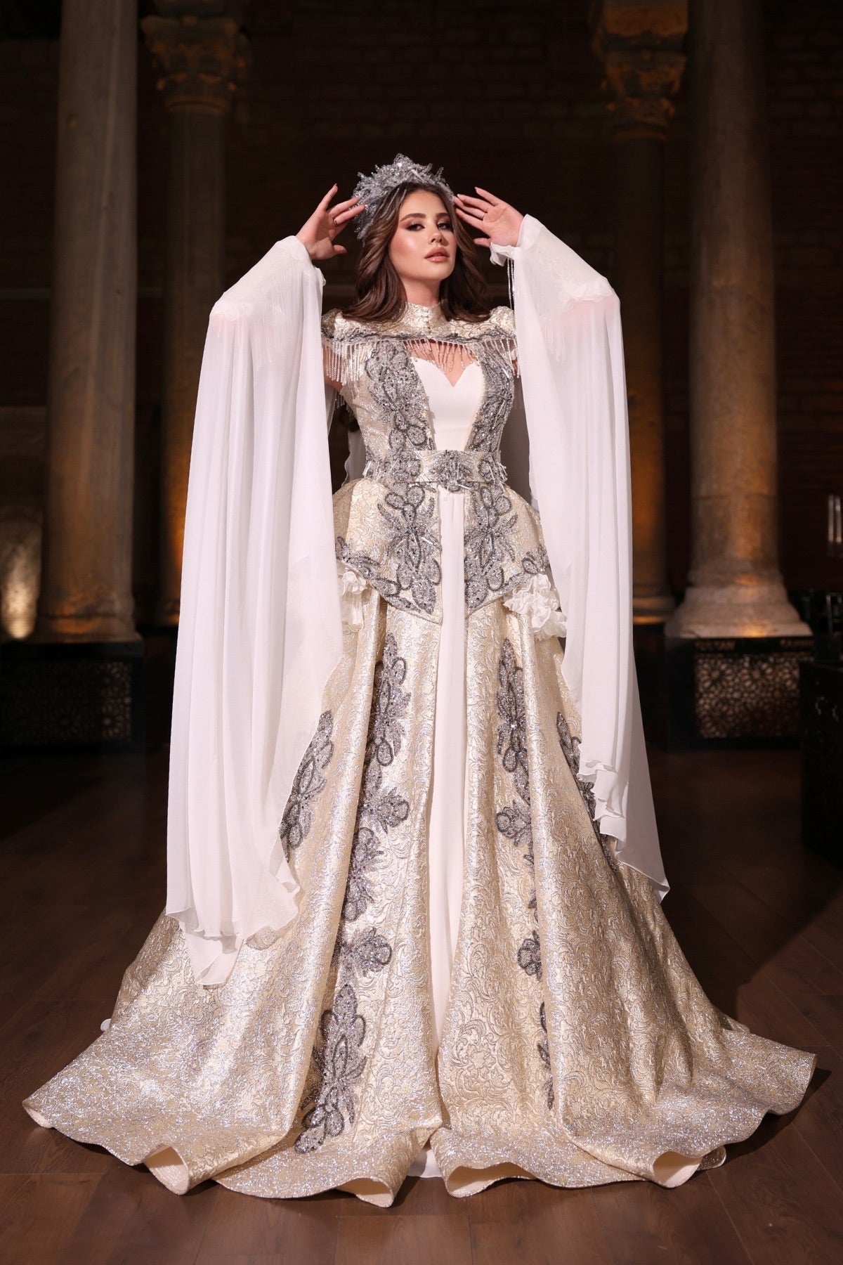 AKKIZ BEYAZ GÜMÜŞ YÖRESEL KAFTAN