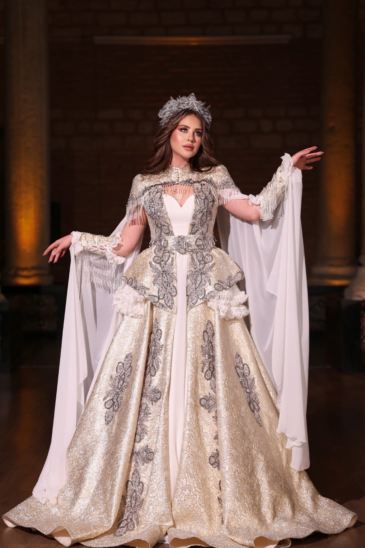 AKKIZ BEYAZ GÜMÜŞ YÖRESEL KAFTAN