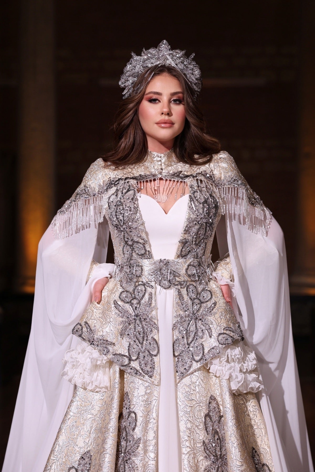 AKKIZ BEYAZ GÜMÜŞ YÖRESEL KAFTAN