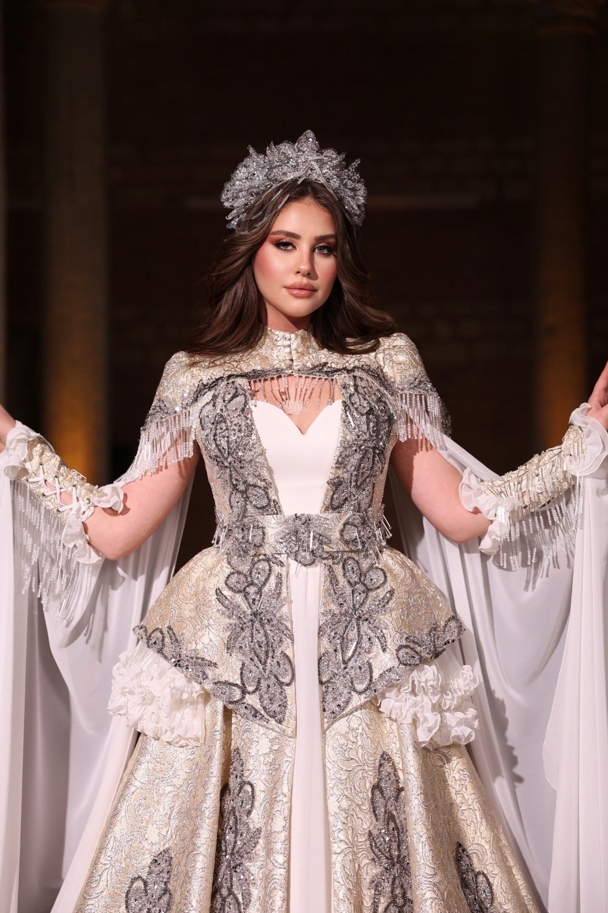 AKKIZ BEYAZ GÜMÜŞ YÖRESEL KAFTAN