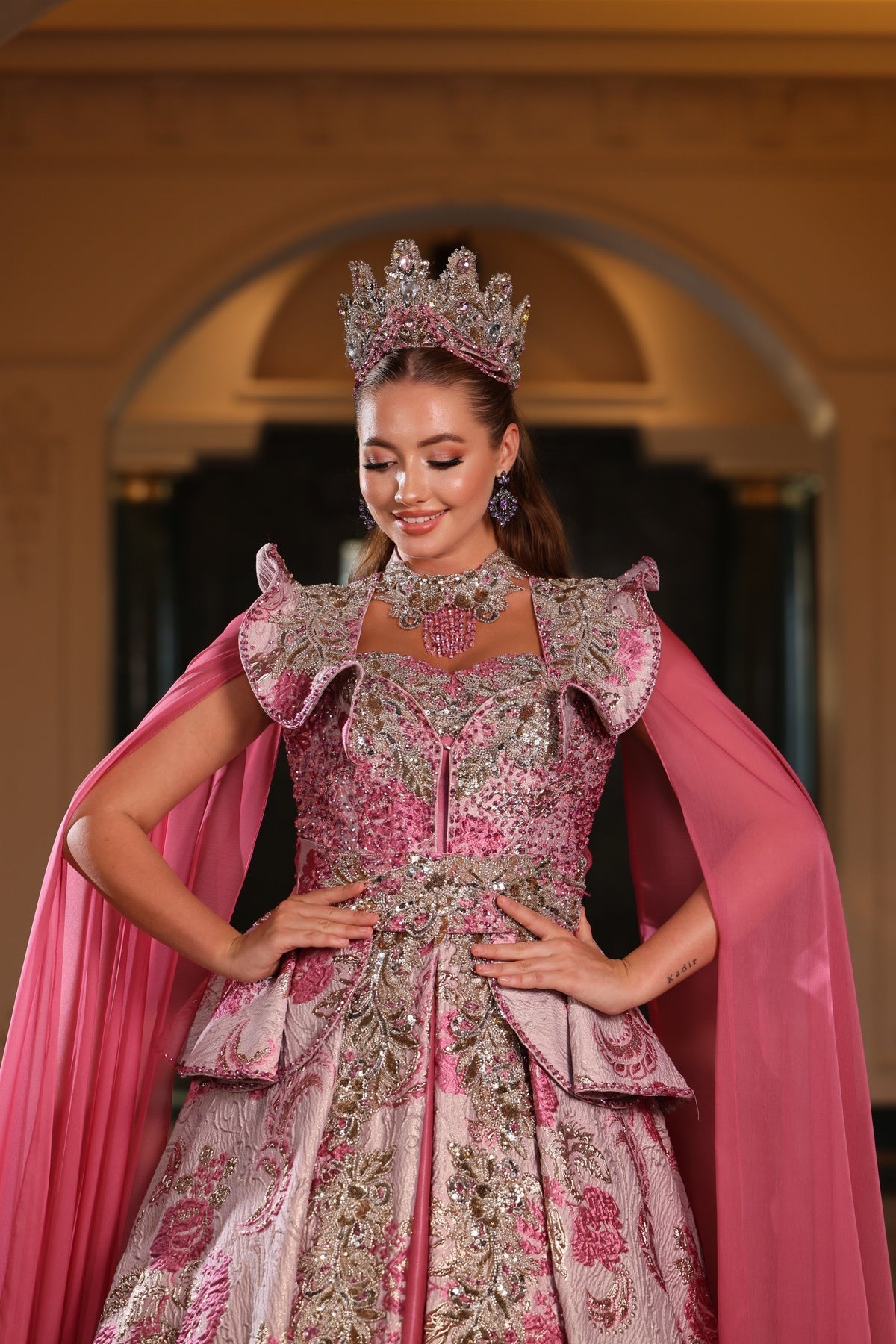 TEK VOLANLI ŞİFON KOL KALP YAKA YÖRESEL KAFTAN