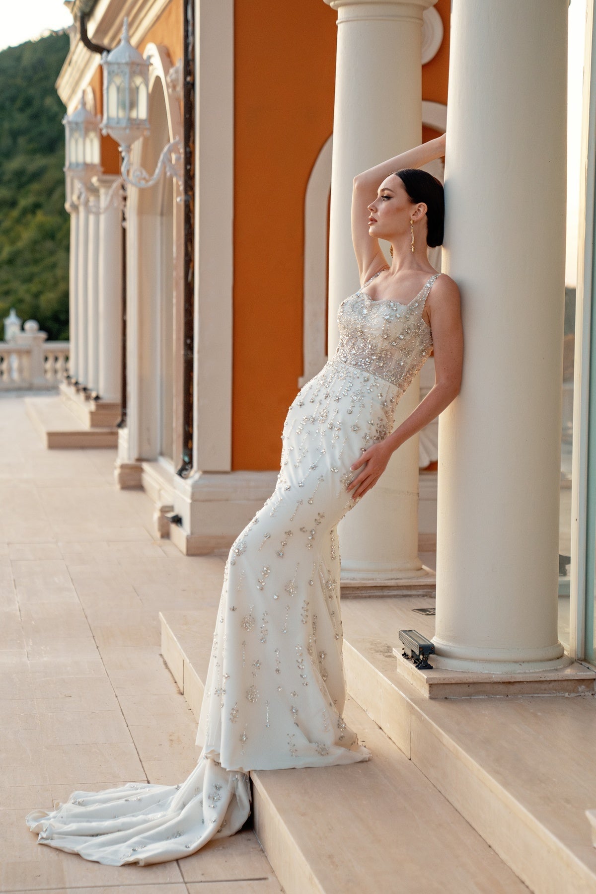 ATLET YAKA EL İŞLEMELİ BALIK GELİNLİK