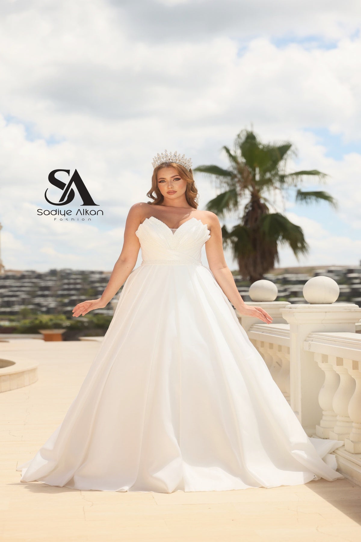 KEDİ KULAĞI YAKA EL İŞLEMELİ SATEN GELİNLİK